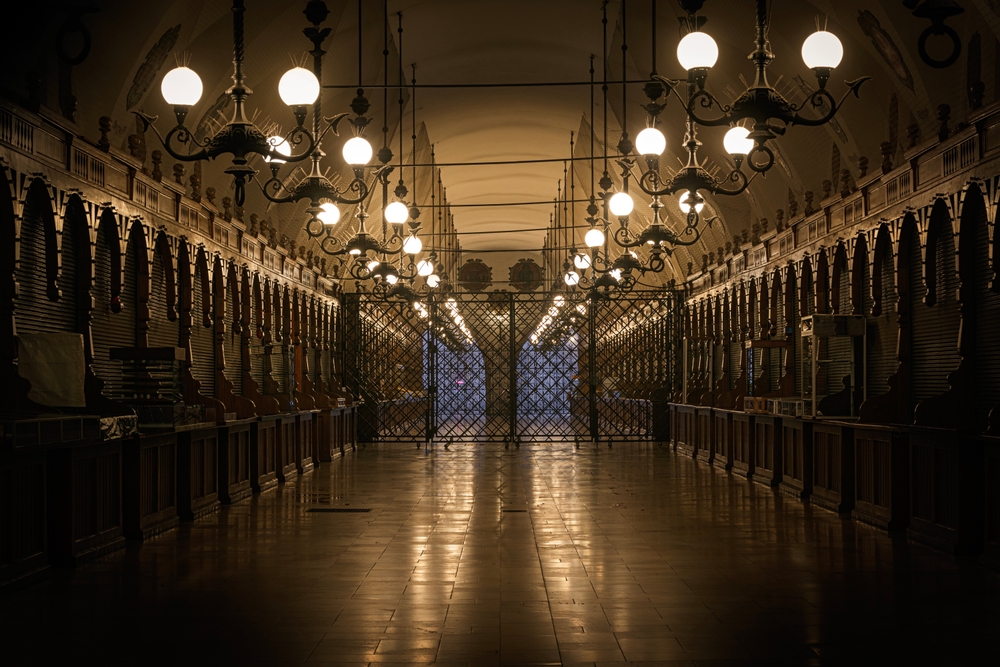 Que faire à Cracovie ? 18 lieux à voir et activités 21 La longue galerie de la Halle aux draps Sukiennice sur Rynek Główny à Cracovie
