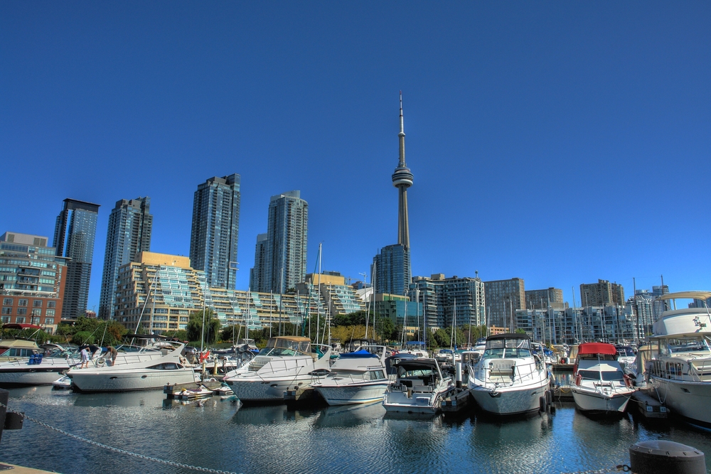 Où dormir à Toronto ? Les 6 meilleurs quartiers et de bons hôtels 14 La marina Marina Quay West sur Queens Quay à Harbourfront à Toronto avec la CN Tower en arrière-plan