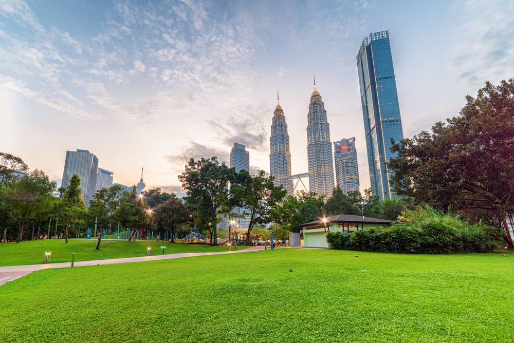 Où dormir à Kuala Lumpur ? Les 6 meilleurs quartiers et de bons hôtels 9 La pelouse du KLCC Park avec les tours Petronas en arrière-plan