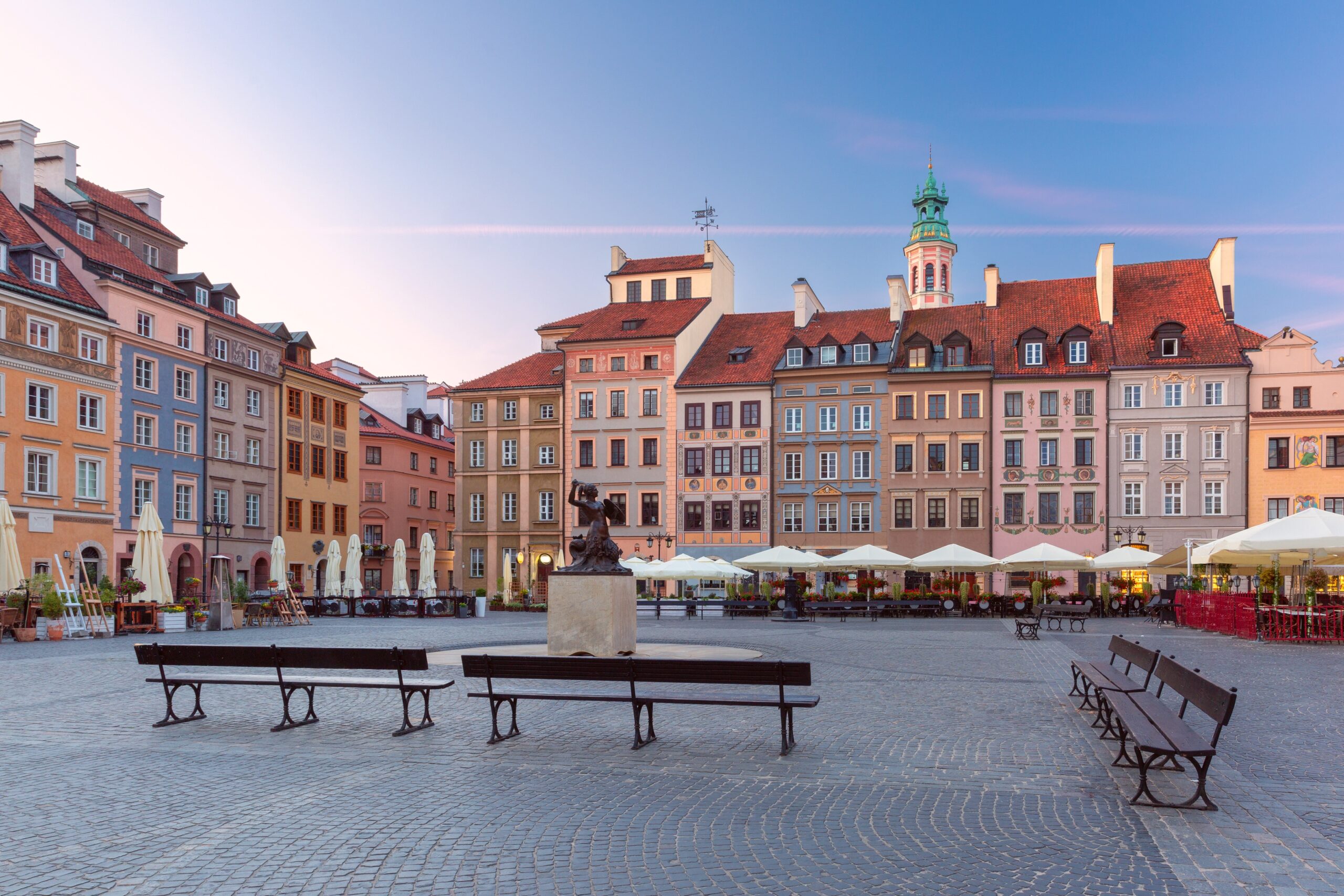 Où dormir à Varsovie ? Les 6 meilleurs quartiers et de bons hôtels 9 La place du marché de la vieille ville de Varsovie et ses maisons colorées tôt le matin