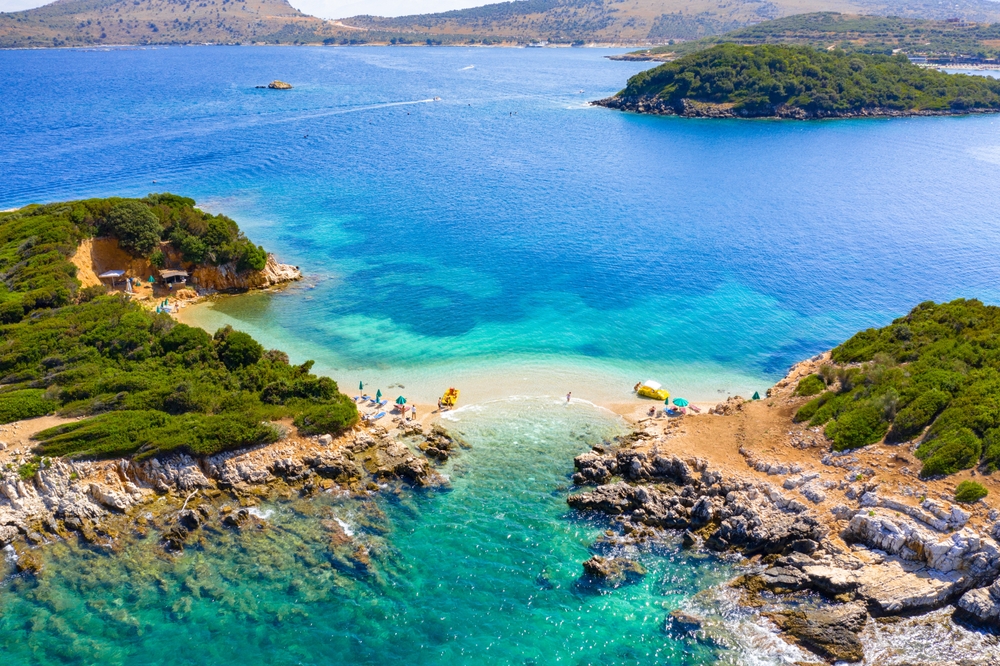 Où dormir en Albanie ? Les 7 meilleurs endroits et de bons hôtels 11 La plage Bora Bora à Ksamil avec les petites îles au large