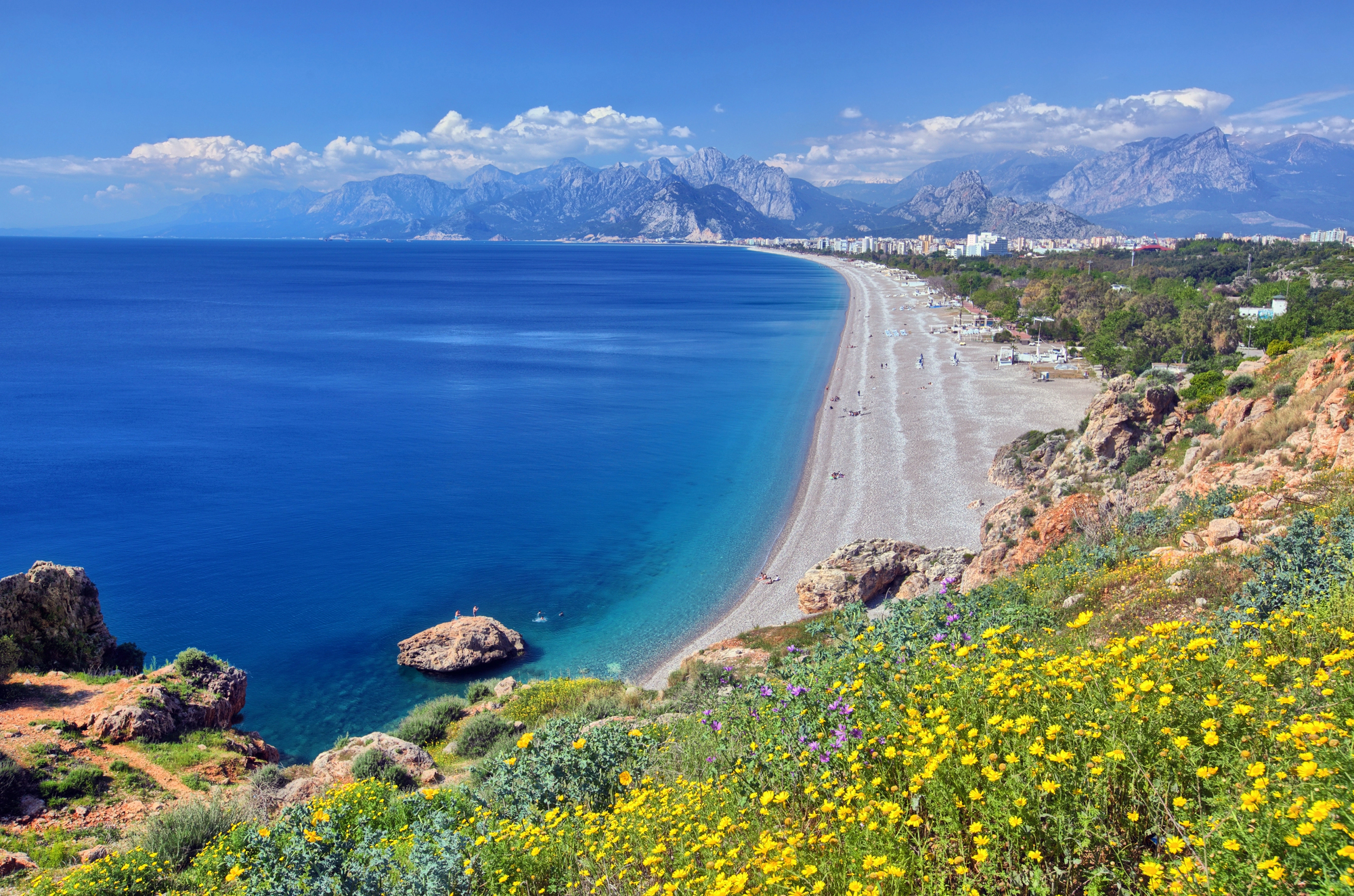 La plage de Konyaaltı à Antalya au bord de la Méditerranée