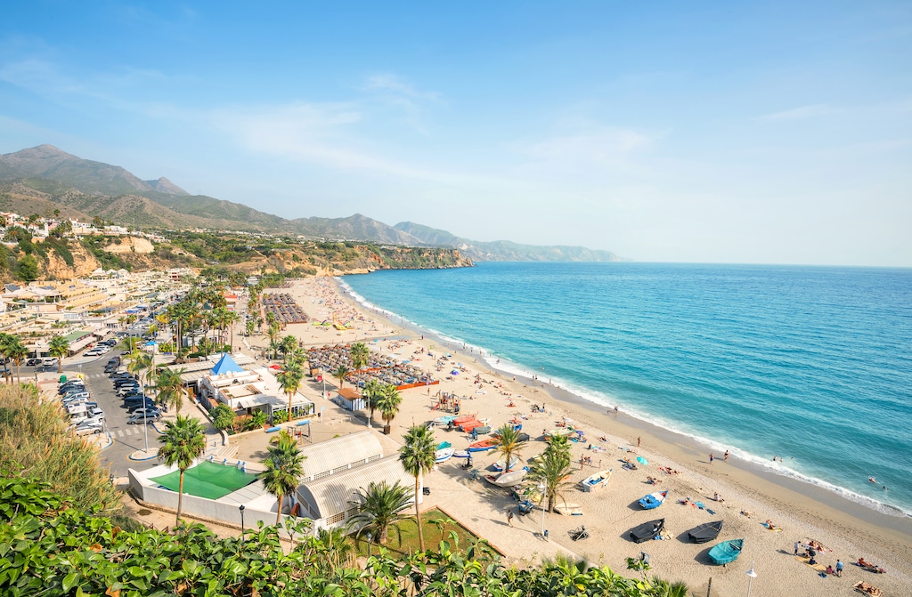 La plage de Nerja sur la Costa del Sol