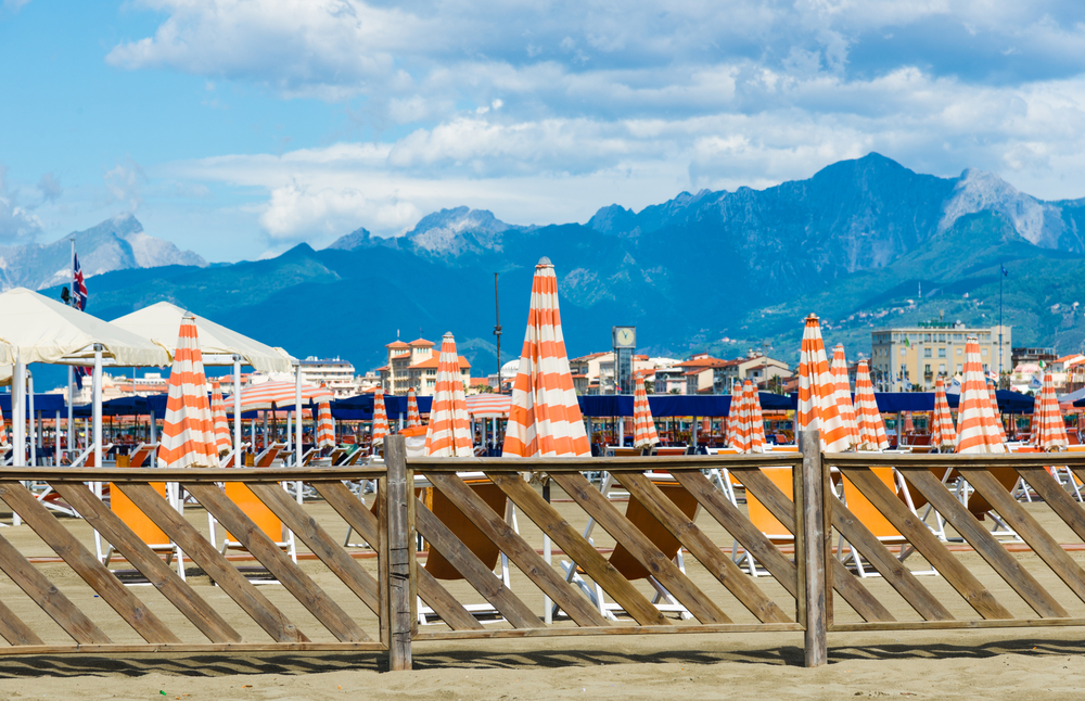 La plage de Viareggio avec les Alpes apuanes en arrière-plan