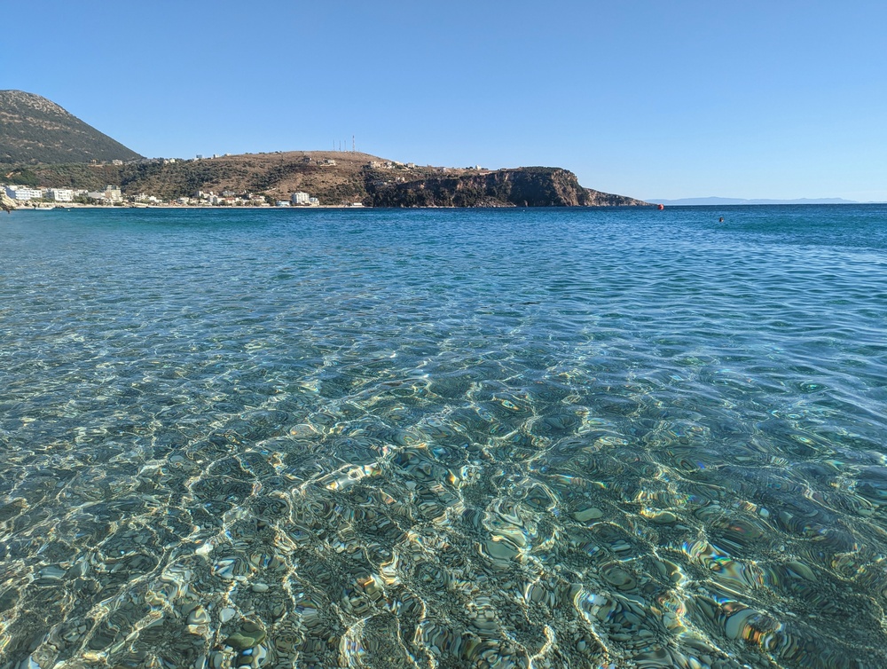 Où dormir en Albanie ? Les 7 meilleurs endroits et de bons hôtels 12 La plage de la ville de Himarë sur la Riviera albanaise