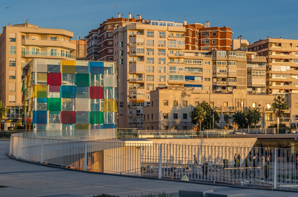 La promenade de Muelle Uno à Malaga avec le cube de verre El Cubo du Centre Pompidou en arrière-plan