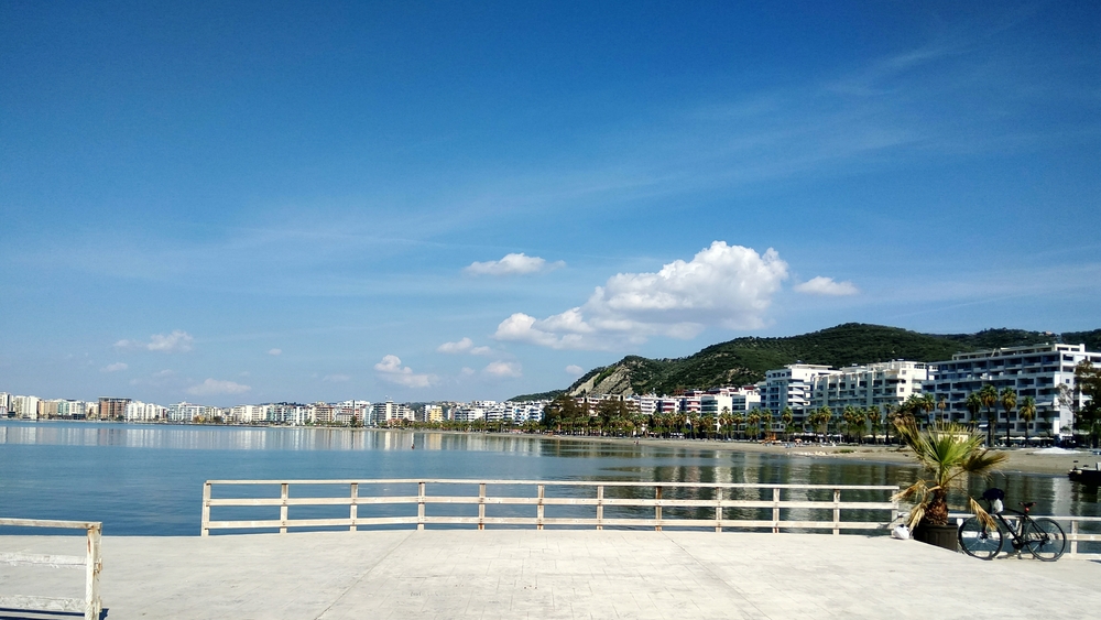 Où dormir en Albanie ? Les 7 meilleurs endroits et de bons hôtels 13 La promenade du bord de mer Lungomare à Vlorë