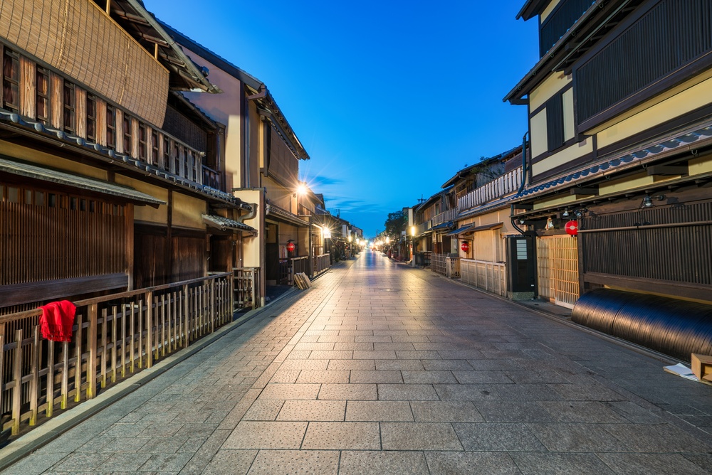 La rue Hanamikoji à Gion, Kyoto, à l’aube