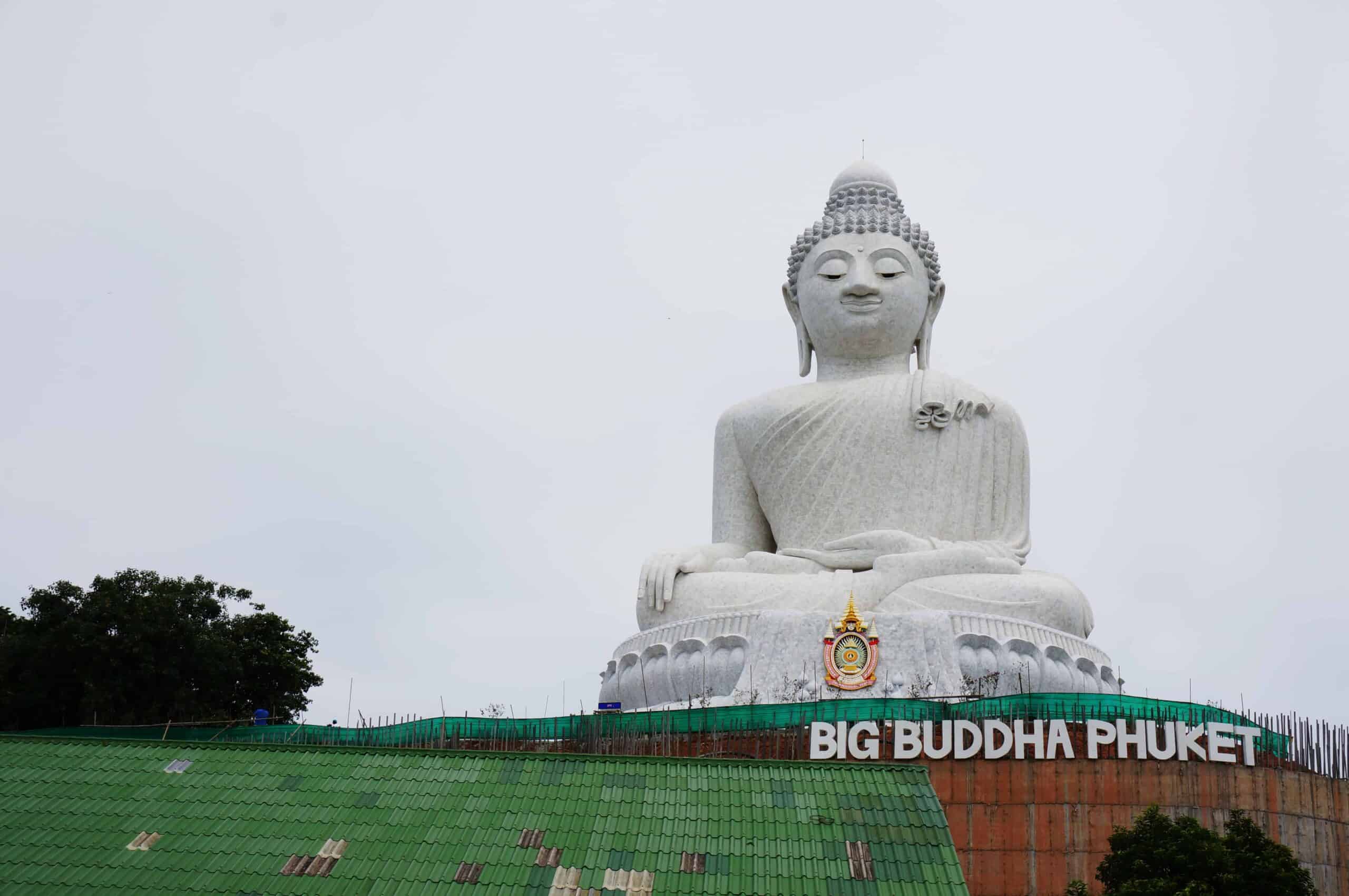 La statue blanche de Big Buddha sur la colline de Nakkerd à Phuket