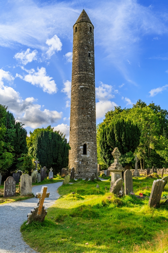 La tour ronde et le cimetière du monastère de Glendalough