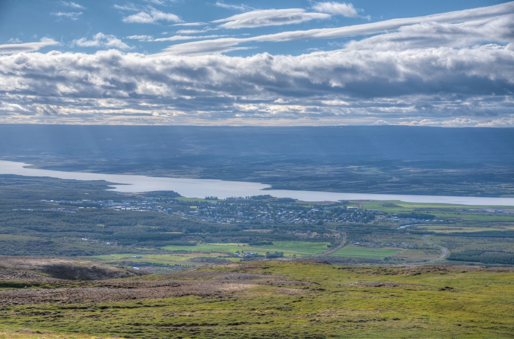 Où dormir en Islande ? Les 7 meilleurs endroits et de bons hôtels 14 La ville d’Egilsstaðir, dans l’est de l’Islande, vue du ciel