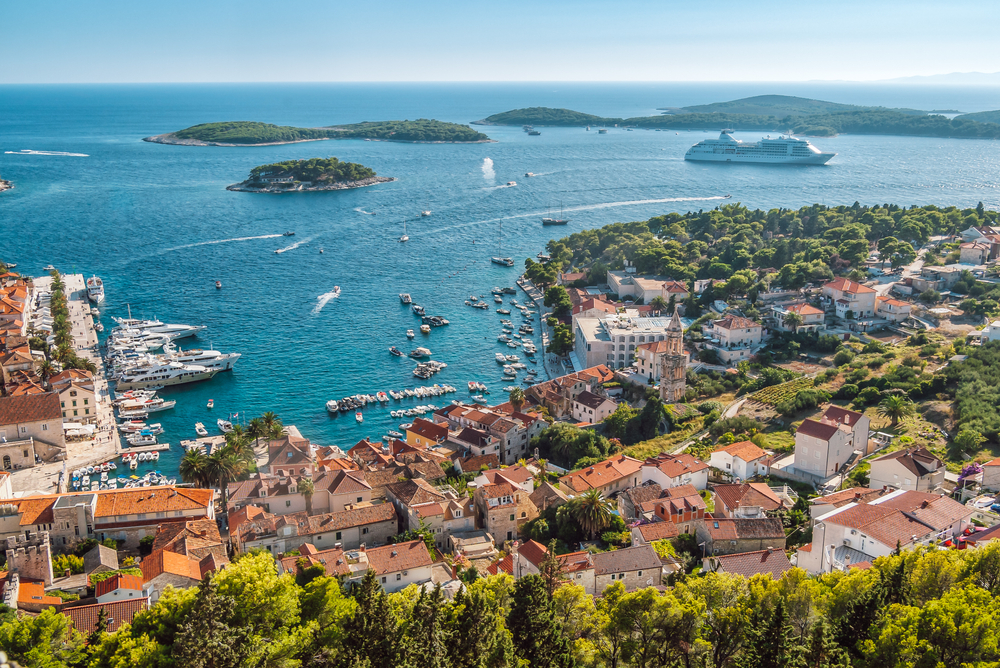 Où dormir en Croatie ? Les 7 meilleurs endroits et de bons hôtels 12 La ville de Hvar et les îles Pakleni vues depuis la forteresse qui domine la ville
