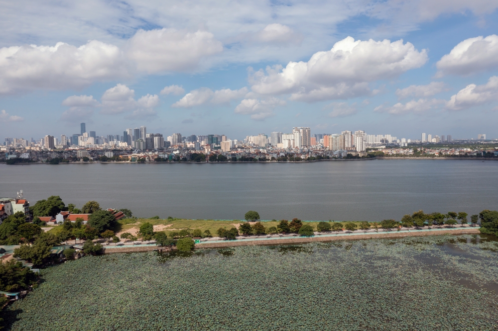 Vue aérienne du lac de l’Ouest et du quartier de Tay Ho à Hanoï