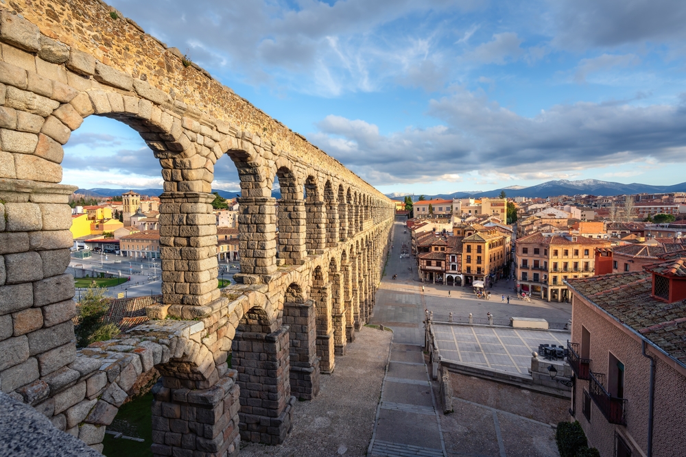 Visiter Madrid : que faire ? 18 lieux à voir et activités 34 L’aqueduc romain au-dessus de la Plaza del Azoguejo à Ségovie