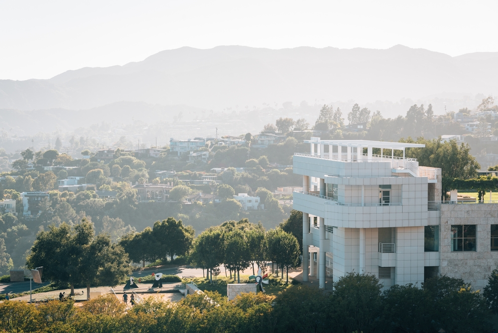 Que faire à Los Angeles ? 19 lieux à voir et activités 19 L’architecture du Getty Center avec les montagnes en arrière-plan à Los Angeles