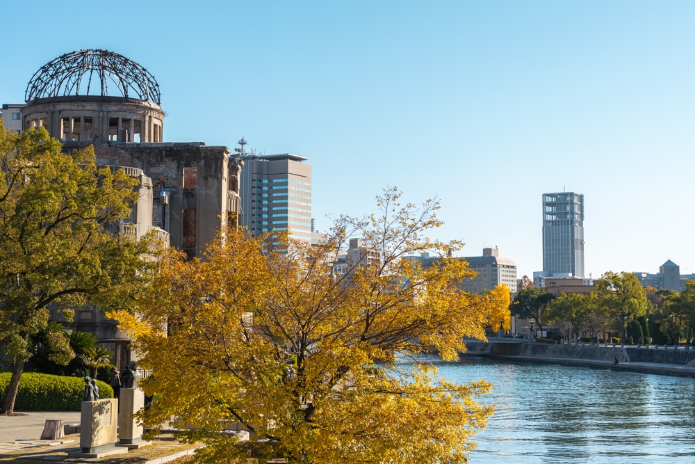 Où dormir au Japon ? Les 7 meilleurs endroits et de bons hôtels 16 Le Dôme de Genbaku au bord de la rivière Motoyasu dans le parc du Mémorial de la Paix à Hiroshima en automne