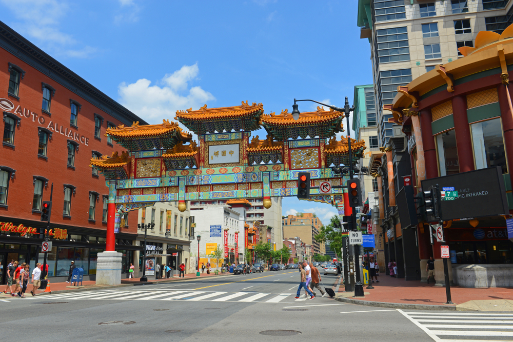 Où dormir à Washington D.C. ? Les 6 meilleurs quartiers et de bons hôtels 9 Le Friendship Archway au-dessus de H Street dans Chinatown à Penn Quarter