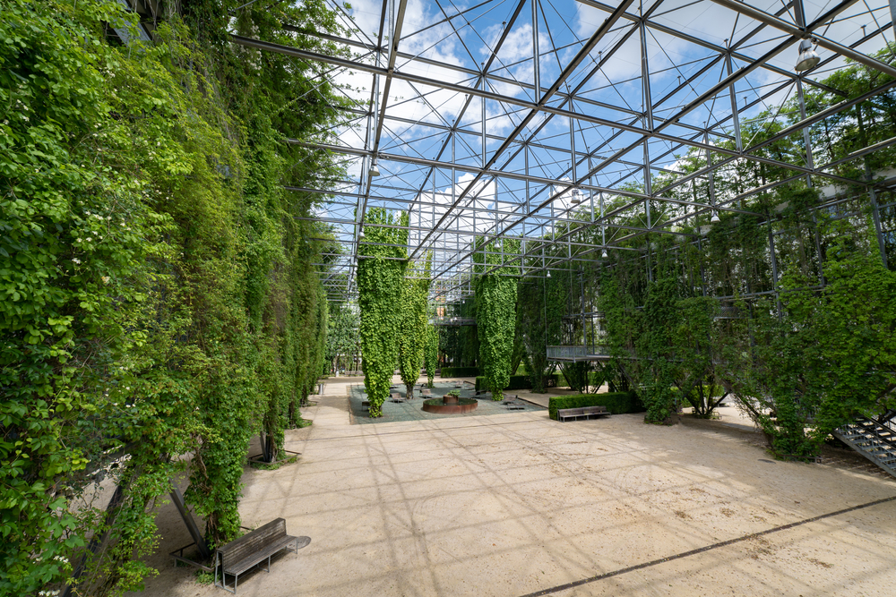 Le MFO-Park d’Oerlikon à Zurich avec sa structure en acier couverte de plantes grimpantes