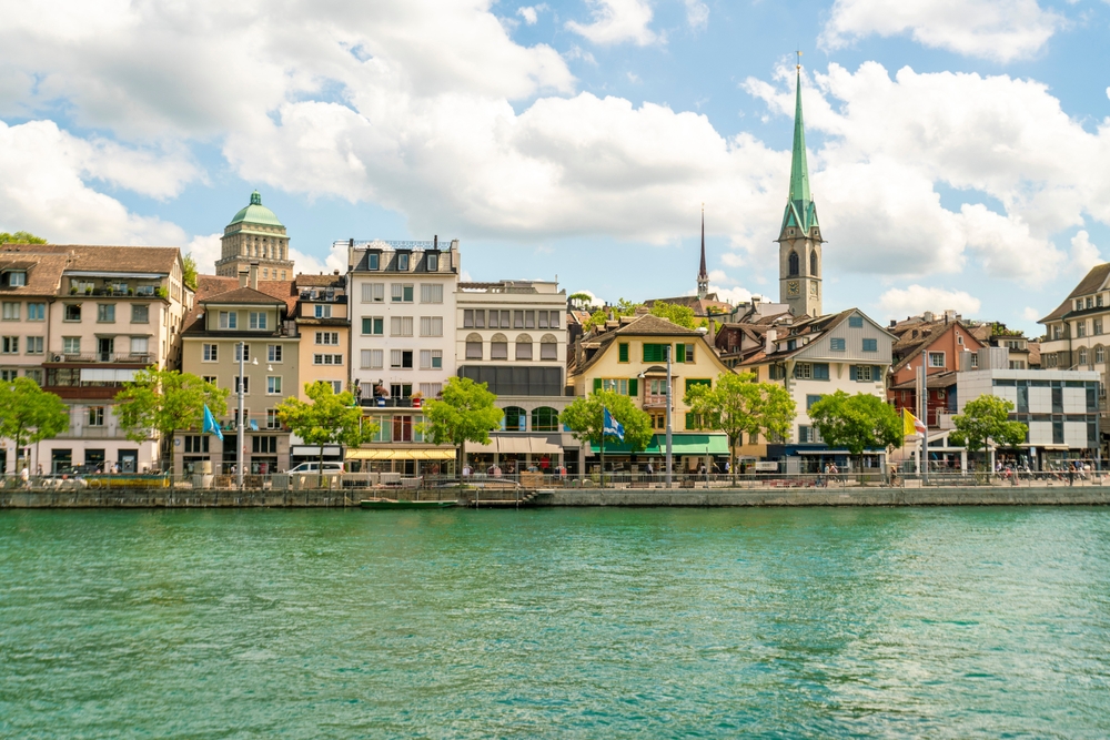 Le Niederdorf vu depuis la Limmat à Zurich