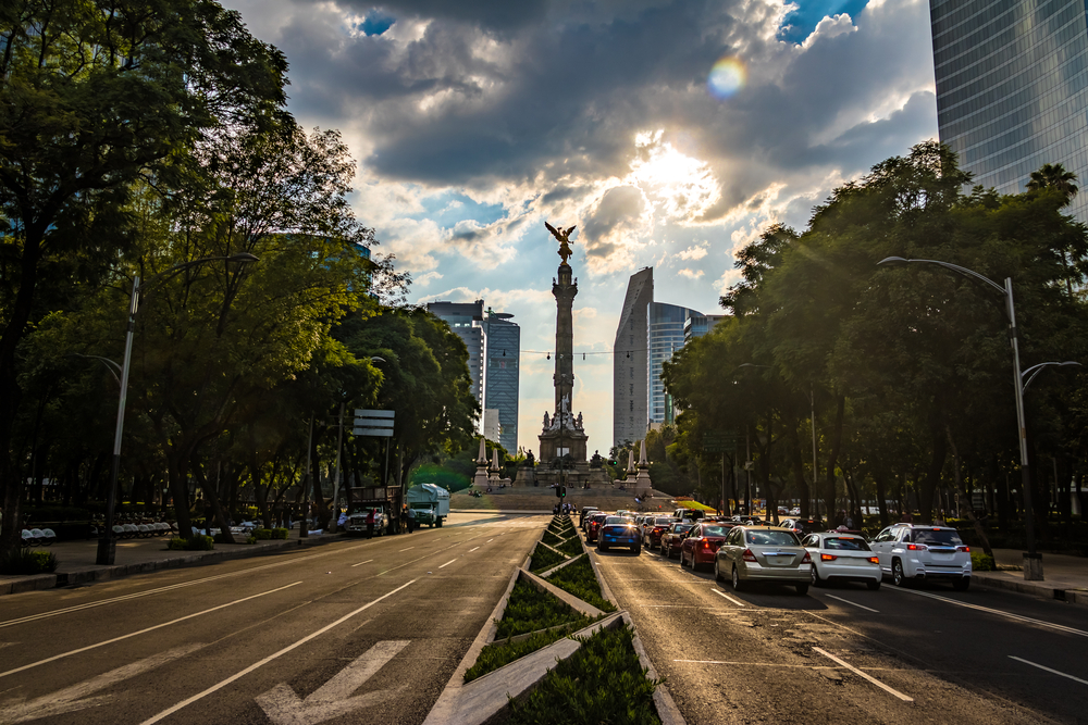 Où dormir à Mexico ? Les 6 meilleurs quartiers et de bons hôtels 12 Le Paseo de la Reforma et le monument de l’Ángel de la Independencia à Mexico