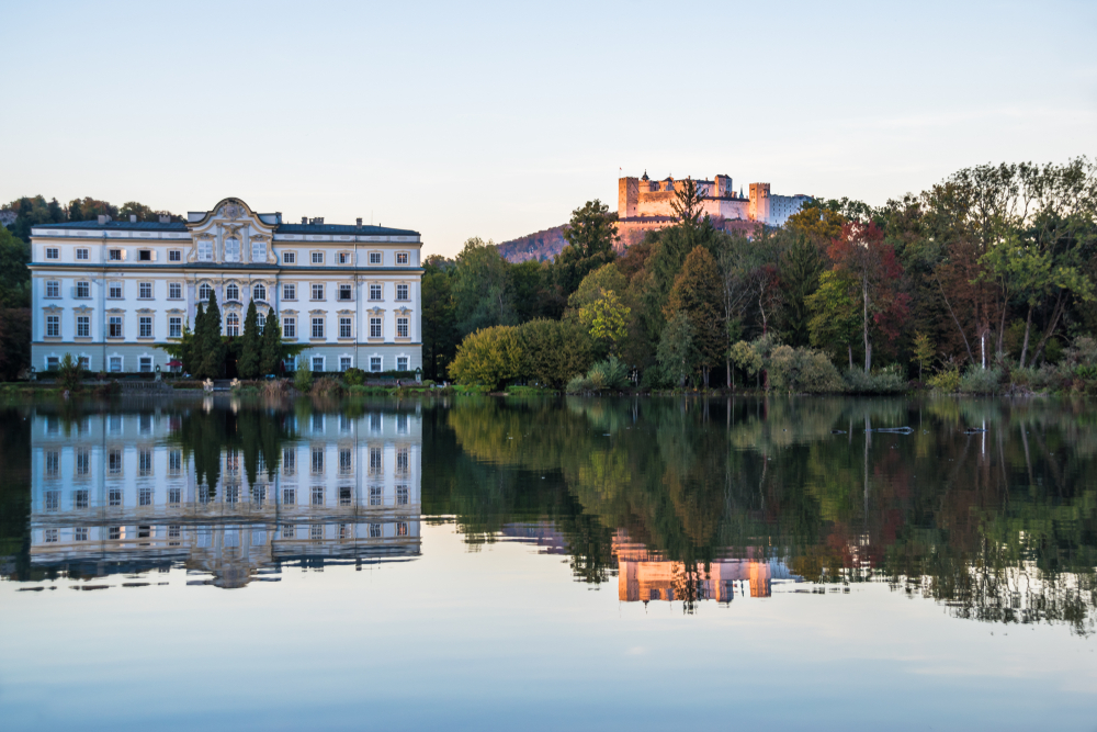 Le Schloss Leopoldskron au bord du lac Leopoldskroner Weiher à Salzbourg