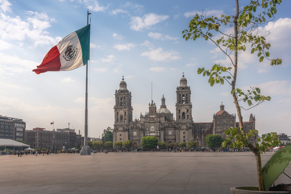 Où dormir à Mexico ? Les 6 meilleurs quartiers et de bons hôtels 11 Le Zócalo avec le drapeau mexicain et la cathédrale dans le Centro Histórico de Mexico