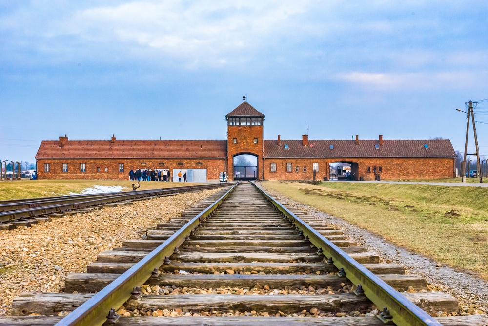 Que faire à Cracovie ? 18 lieux à voir et activités 33 Le bâtiment d’entrée et la voie ferrée d’Auschwitz-Birkenau vus depuis l’intérieur du camp