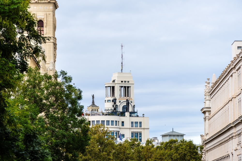 Visiter Madrid : que faire ? 18 lieux à voir et activités 31 Le bâtiment du Círculo de Bellas Artes dans le centre de Madrid, qui abrite la terrasse sur le toit