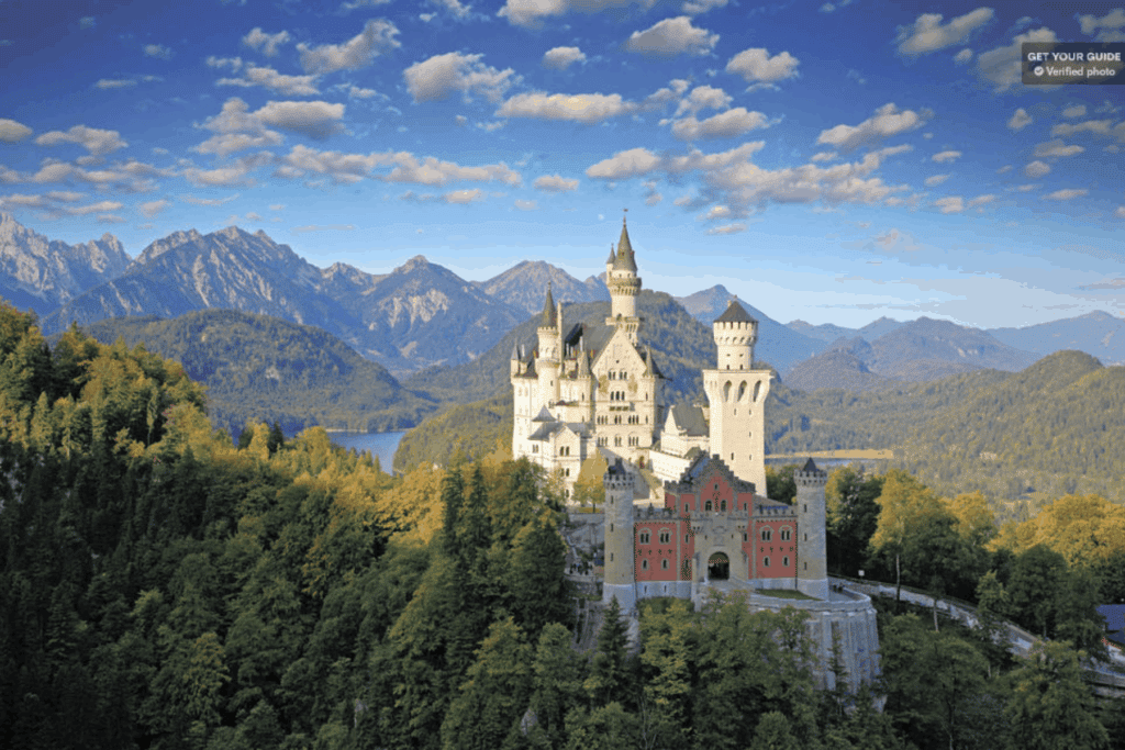 Le château de conte de fées de Neuschwanstein dans les montagnes près de Füssen en Bavière