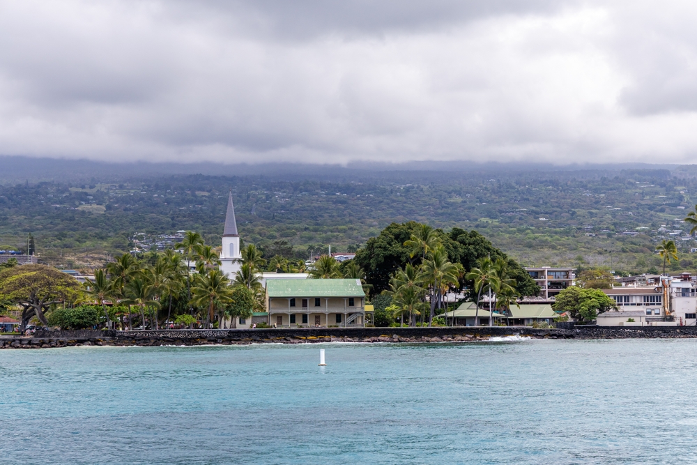 Le front de mer de Kailua-Kona avec des palmiers et une église