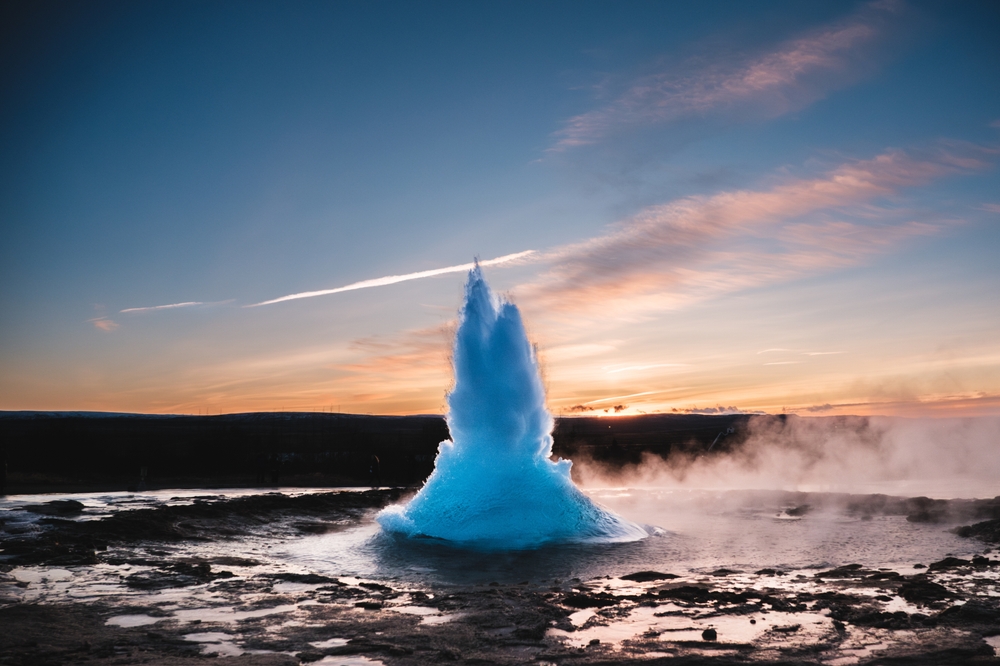 Où dormir en Islande ? Les 7 meilleurs endroits et de bons hôtels 11 Le geyser Strokkur en éruption à Geysir, sur le Cercle d’Or