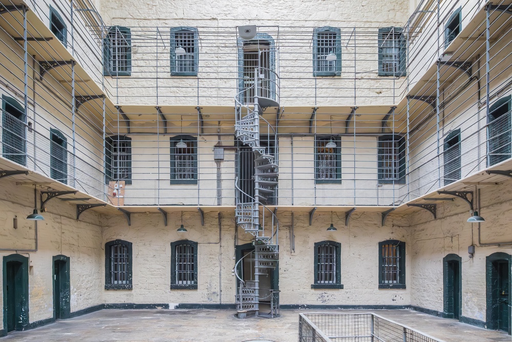 Le hall principal avec les cellules et les coursives de la prison de Kilmainham à Dublin
