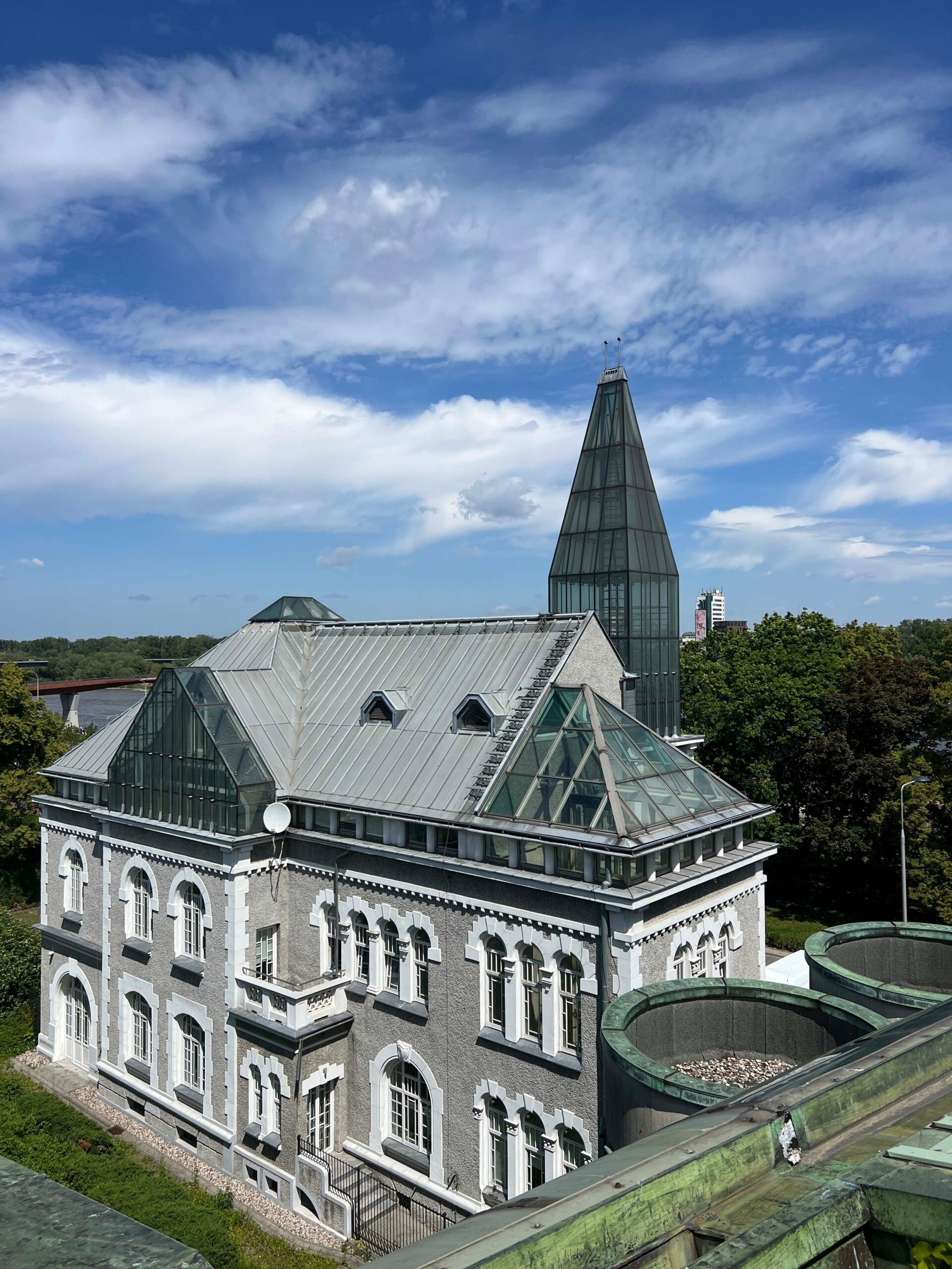 Où dormir à Varsovie ? Les 6 meilleurs quartiers et de bons hôtels 12 Le jardin sur le toit de la bibliothèque universitaire à Powiśle à Varsovie