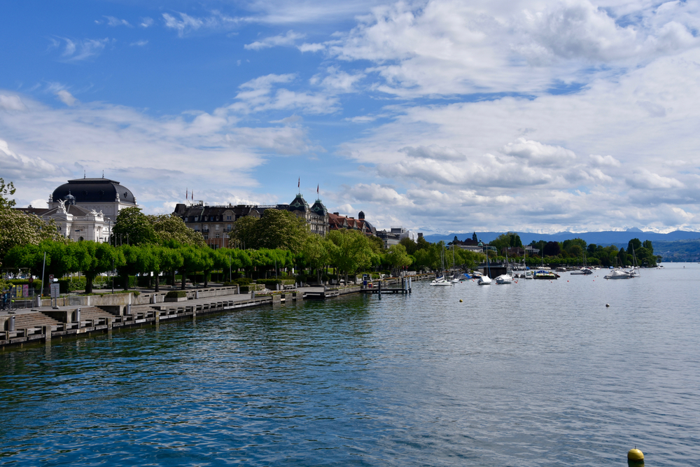Le lac de Zurich avec Seefeld et l’Opéra par une journée d’été