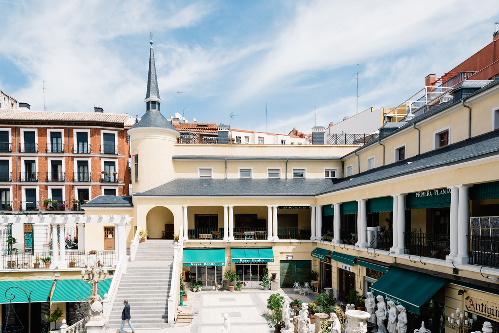 Visiter Madrid : que faire ? 18 lieux à voir et activités 30 Le marché du dimanche El Rastro dans les rues autour de Ribera de Curtidores à Madrid