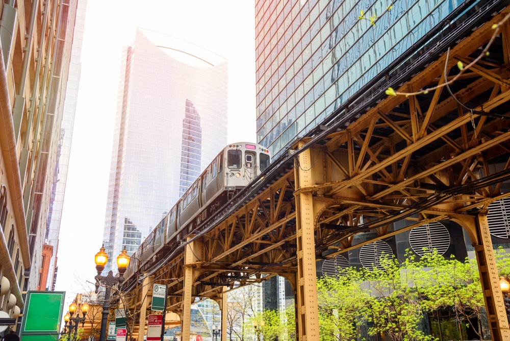Où dormir à Chicago ? Les 5 meilleurs quartiers et de bons hôtels 8 Le métro aérien traverse The Loop à Chicago par une journée de printemps