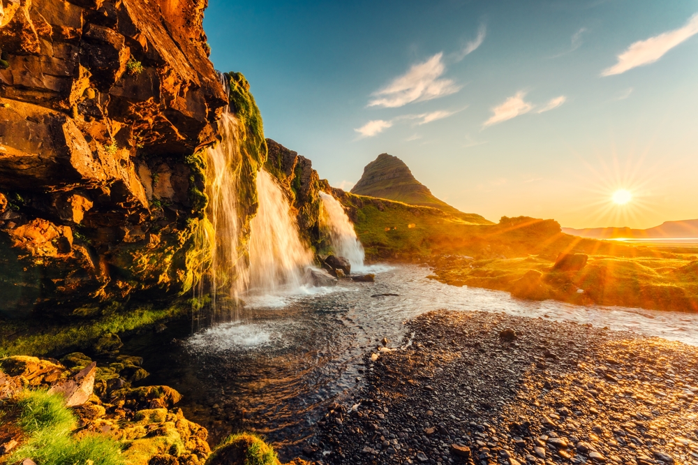 Où dormir en Islande ? Les 7 meilleurs endroits et de bons hôtels 16 Le mont Kirkjufell et la cascade de Kirkjufellsfoss sur la péninsule de Snæfellsnes au lever du soleil