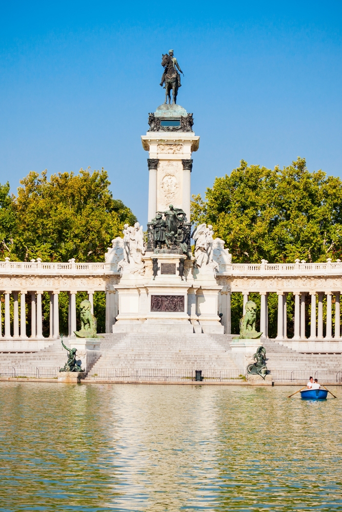 Visiter Madrid : que faire ? 18 lieux à voir et activités 21 Le monument à Alphonse XII au bord de l’Estanque Grande dans le parc du Retiro à Madrid