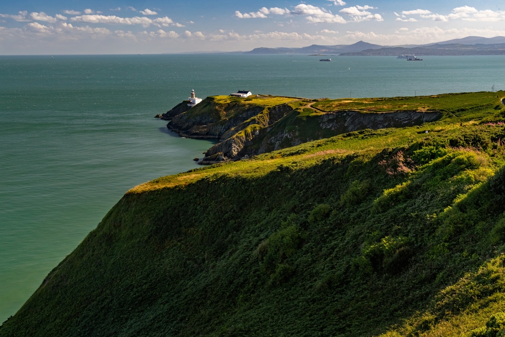 Le phare de Baily sur les falaises de Howth au nord de Dublin