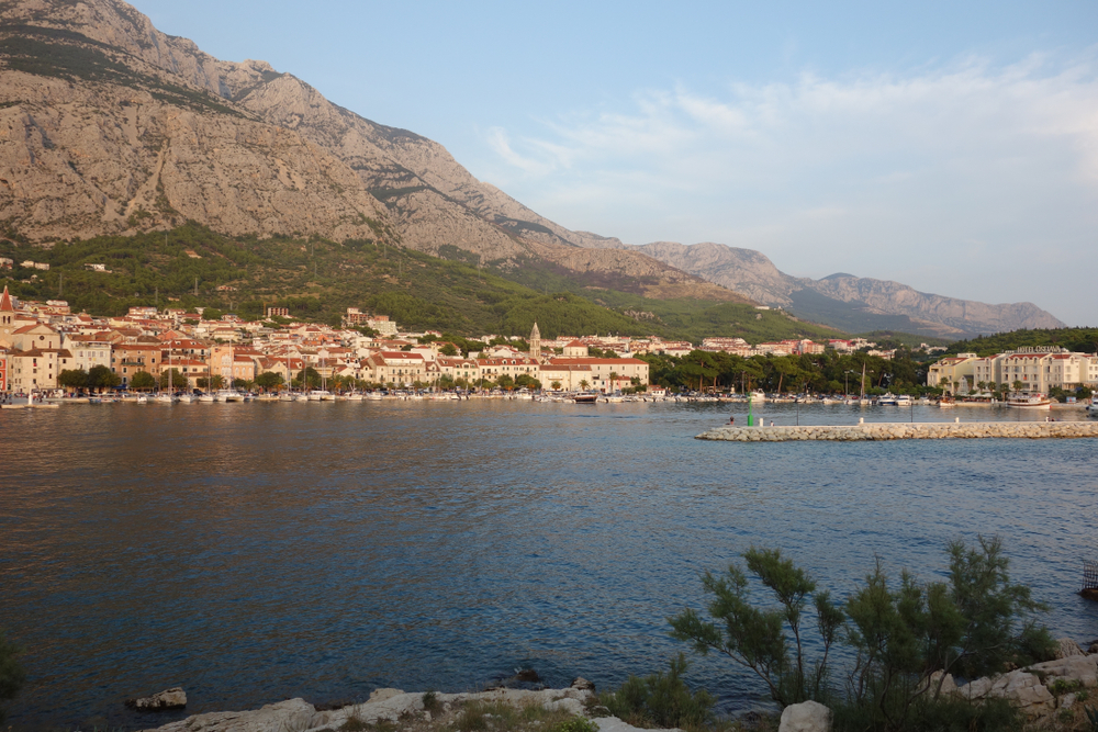 Où dormir en Croatie ? Les 7 meilleurs endroits et de bons hôtels 13 Le port de Makarska avec le massif du Biokovo en arrière-plan
