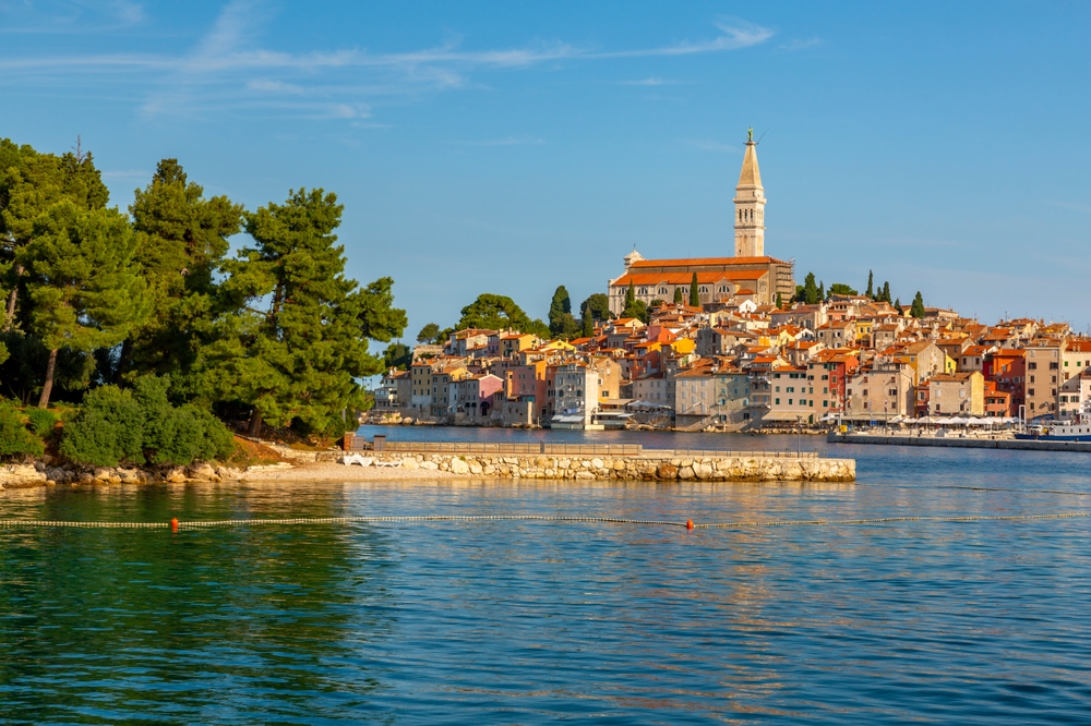 Où dormir en Croatie ? Les 7 meilleurs endroits et de bons hôtels 15 Le port et la vieille ville de Rovinj avec l’église Sainte-Euphémie au sommet