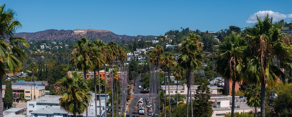 Que faire à Los Angeles ? 19 lieux à voir et activités 17 Le quartier de Hollywood vu du ciel avec le panneau Hollywood sur la colline