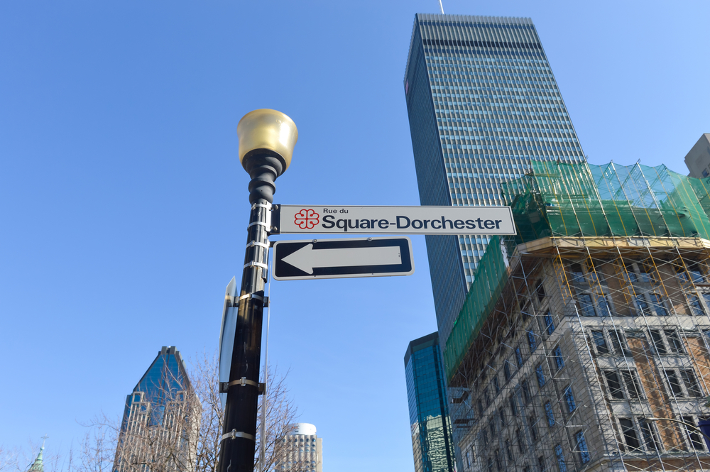Le square Dorchester entre les gratte-ciel du Centre-ville de Montréal