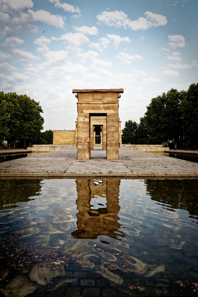 Visiter Madrid : que faire ? 18 lieux à voir et activités 28 Le temple de Debod à Madrid qui se reflète dans son bassin