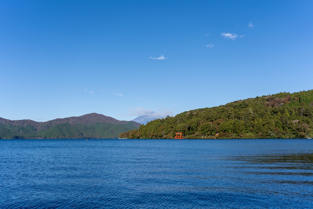 Où dormir au Japon ? Les 7 meilleurs endroits et de bons hôtels 11 Le torii rouge sur le lac Ashi à Hakone avec le mont Fuji en arrière-plan
