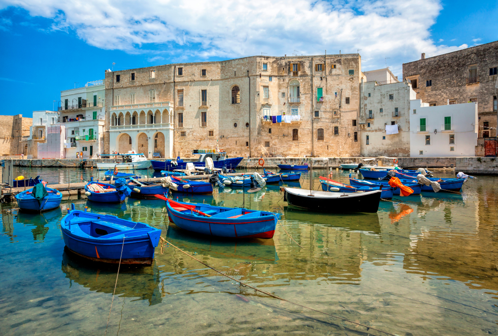 Le vieux port de Monopoli dans les Pouilles