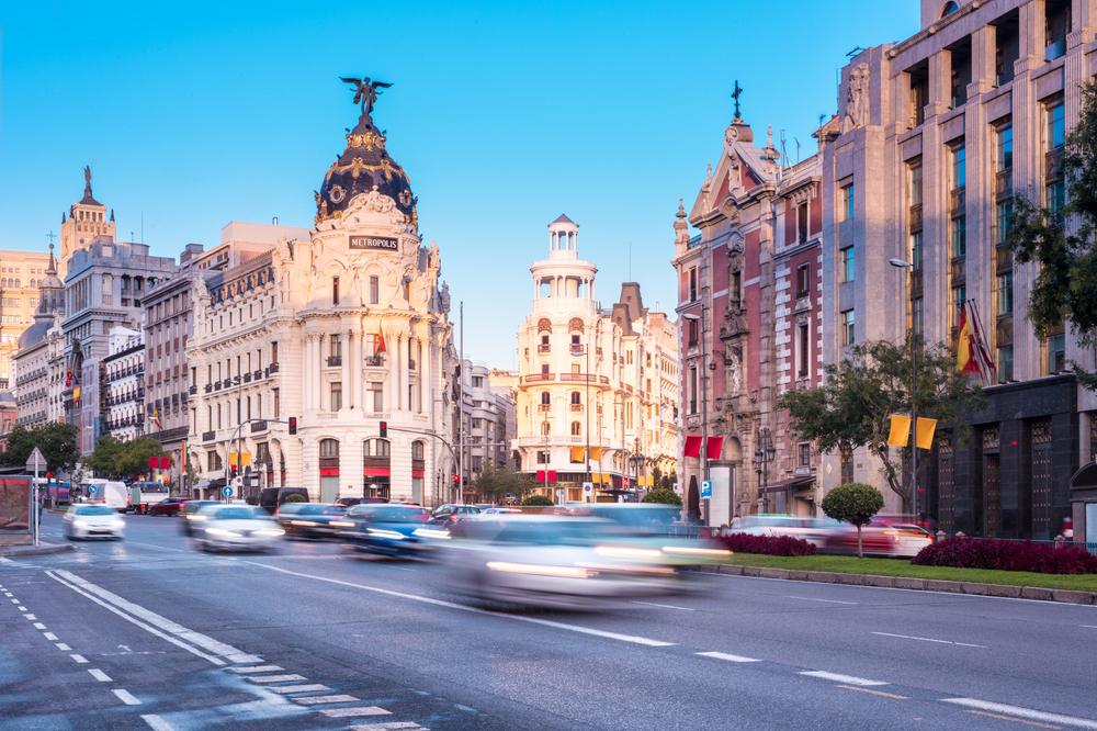 Visiter Madrid : que faire ? 18 lieux à voir et activités 26 L’édifice Metrópolis sur la Gran Vía à Madrid