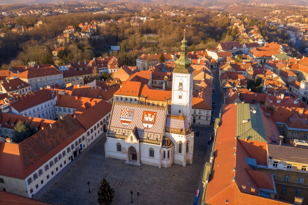 Où dormir en Croatie ? Les 7 meilleurs endroits et de bons hôtels 16 L’église Saint-Marc et son toit de tuiles colorées dans la ville haute de Zagreb
