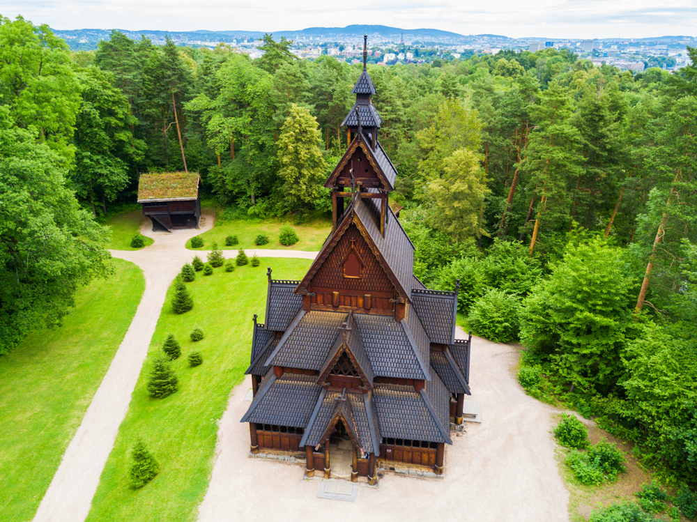 L’église en bois debout de Gol au Musée norvégien d’histoire culturelle, sur la presqu’île de Bygdøy à Oslo