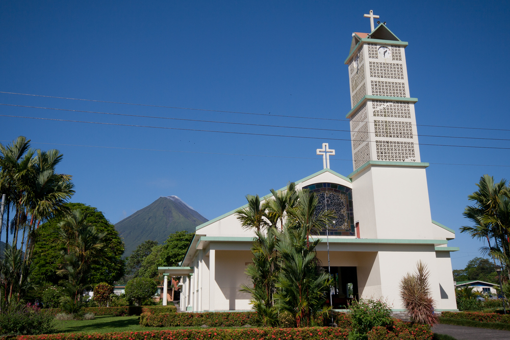 Où dormir au Costa Rica ? Les 7 meilleurs endroits et de bons hôtels 10 L’église et le parc de La Fortuna avec le volcan Arenal en arrière-plan